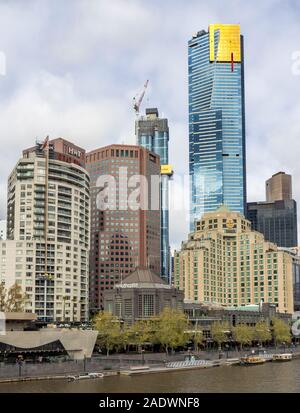 Eureka Wohnturm und Türme Wolkenkratzer Hotels und Apartments in Southbank entlang dem Fluss Yarra Melbourne, Victoria, Australien. Stockfoto