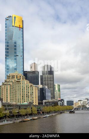 Eureka Wohnturm und Türme Wolkenkratzer Hotels und Apartments in Southbank entlang dem Fluss Yarra Melbourne, Victoria, Australien. Stockfoto