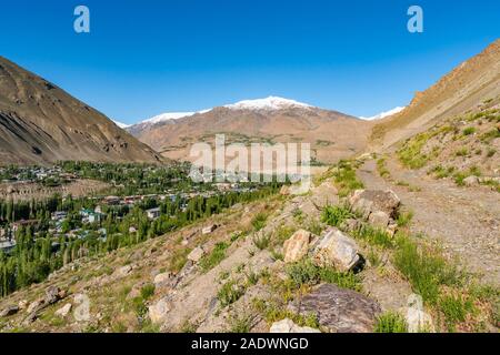 Khorugh Atemberaubend malerischen Panoramablick auf das Stadtbild und Bergblick auf einem sonnigen blauen Himmel Tag Stockfoto