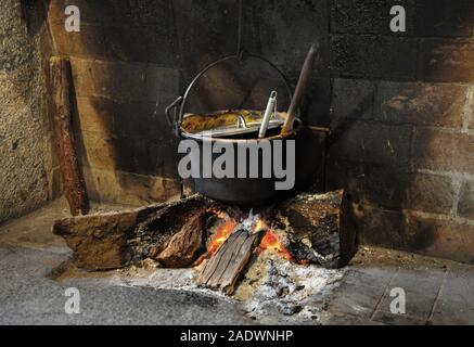 Gut essen in einer traditionellen Art und Weise in einem alten Kamin in der Schweiz. Stockfoto