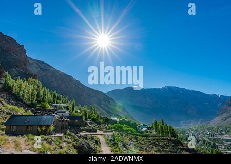 Khorugh Atemberaubend malerischen Panoramablick auf das Stadtbild und Bergblick auf einem sonnigen blauen Himmel Tag Stockfoto