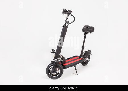 Schwarzer elektrischer kick Scooter mit Sitz auf weißem Hintergrund Stockfoto