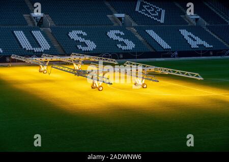 Mönchengladbach, Noordrijn-Westfalen/Deutschland - 14. November 2019: Spezielle Licht macht das Gras von Borussia Station während der Nacht wachsen. Stockfoto