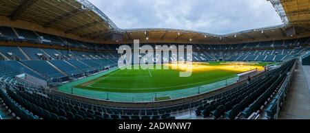 Mönchengladbach, Noordrijn-Westfalen/Deutschland - 14. November 2019: Spezielle Licht macht das Gras von Borussia Station während der Nacht wachsen. Stockfoto