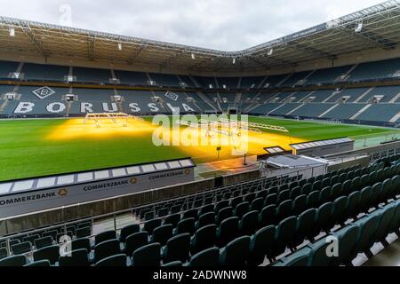 Mönchengladbach, Noordrijn-Westfalen/Deutschland - 14. November 2019: Spezielle Licht macht das Gras von Borussia Station während der Nacht wachsen. Stockfoto