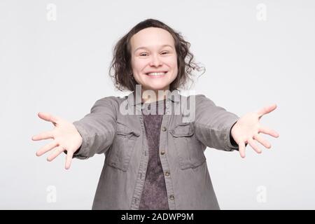 Junge niedlich kaukasischen Oman stretching Hände Freunde begrüßen zu dürfen. Ich unterstütze Sie Konzept. Studio shot Stockfoto