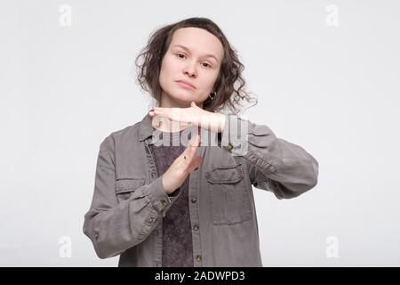 Kaukasisch weiblich Frau langweilt sich Zeit angezeigt. Ich brauche Ruhe. Studio shot Stockfoto