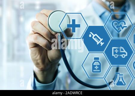 Gesundheit und Medizin - Arzt holding Stethoskop mit digitaler Grafik medizinische Symbole Stockfoto
