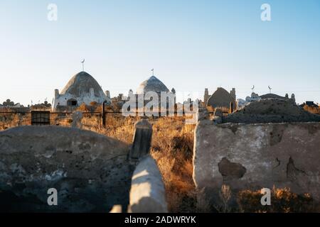 Traditionelle Kasachische muslimischen Friedhof mit alten Lehmziegeln Mausoleen in Kasachstan Stockfoto