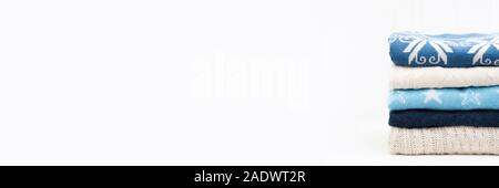 Banner mit Stapel von gemütlichen warmen Blau und Beige Pullover, kopieren. Stockfoto
