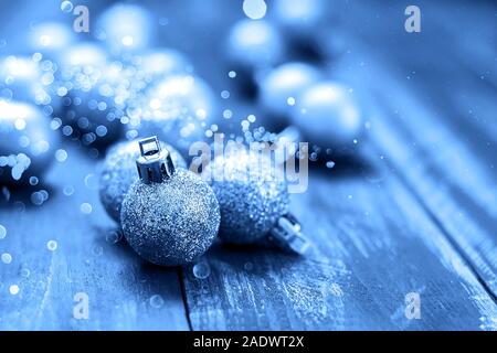 Weihnachten glitzerten Kugeln getönten blauen Hintergrund. Stockfoto