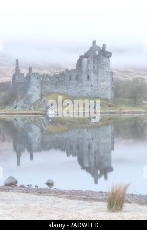 Am frühen Morgen bei Kilchurn Castle und Loch Awe, Argyll und Bute, Schottland, UK im März Stockfoto