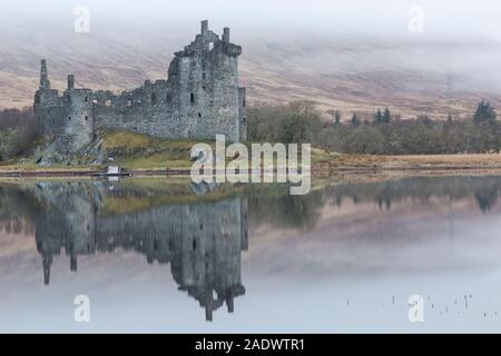 Am frühen Morgen bei Kilchurn Castle und Loch Awe, Argyll und Bute, Schottland, UK im März Stockfoto