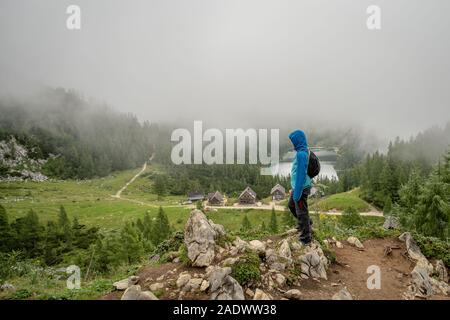 Wanderer in den österreichischen Alpen zu Fuß über Wanderwege in den Wäldern rund um die Seen Stockfoto