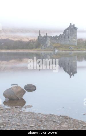 Am frühen Morgen bei Kilchurn Castle und Loch Awe, Argyll und Bute, Schottland, UK im März Stockfoto