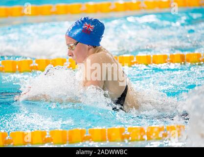 Großbritanniens Siobhan-Marie O'Connor konkurrieren in der Frauen 100m Individuelle Medley während der kurzen Kurs Schwimmen Meisterschaften in Tollcross International Swimming Centre, Glasgow heizt. Stockfoto