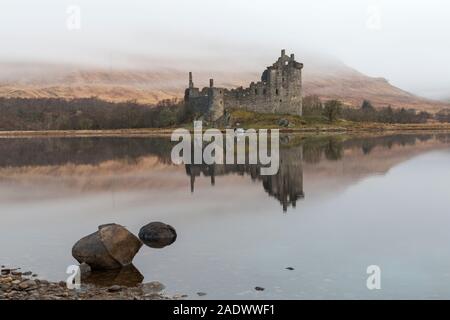 Am frühen Morgen bei Kilchurn Castle und Loch Awe, Argyll und Bute, Schottland, UK im März Stockfoto