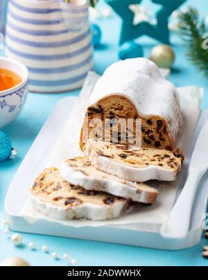 Christstollen Kuchen mit Puderzucker, Marzipan und Rosinen. Traditionelle Dresdner Christus Gebäck Stockfoto