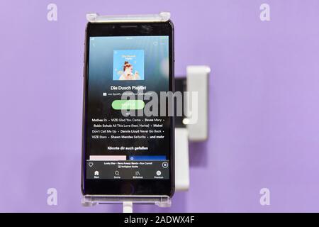 Köln, SEPTEMBER 2019: Spotify Wiedergabeliste auf ein iPhone im DMEXO Messe Stockfoto
