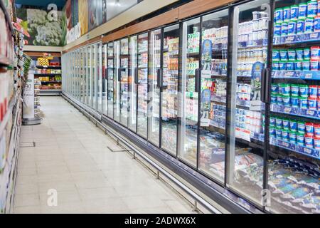 BUENOS AIRES/Argentinien - Juli 2019: Leere Flur mit voller Regale mit Milchprodukten in einem Supermarkt Stockfoto