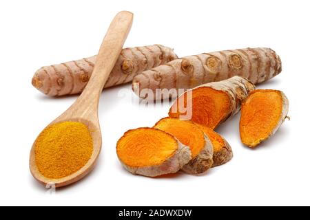 Frische Kurkuma mit Scheiben und Kurkuma Pulver in einem Löffel auf weißem Hintergrund Stockfoto