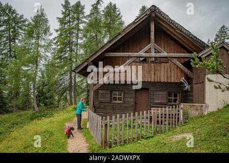 Wanderer in den österreichischen Alpen zu Fuß über Wanderwege in den Wäldern rund um die Seen Stockfoto