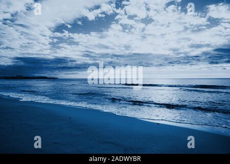 Entspannende Meereslandschaft mit weiten Horizont der Himmel und das Meer. Foto Farben im modernen Blau 2020 Stockfoto