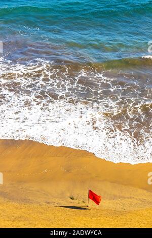 Rote Flagge auf dem Strand während des Sturms. Atlantik Küste, Las Palmas de Gran Canaria, Kanarische Inseln, Spanien Stockfoto