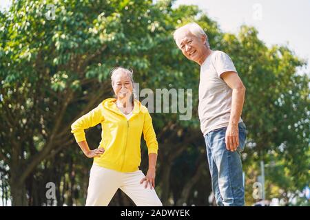 Gerne älteren asiatischen Paar Ausübung draußen im Park Stockfoto