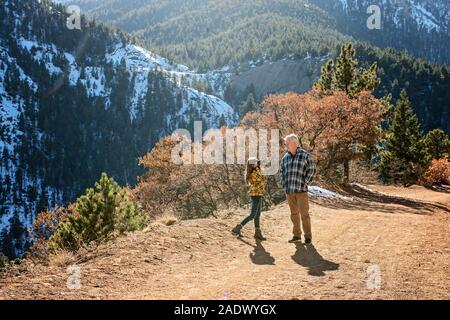 Großvater und Enkelin in den Bergen wandern Bilder aufnehmen Stockfoto
