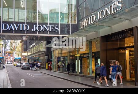 Brücke Anschluss Emporium Melbourne mit David Jones Kaufhaus über Little Bourke Street Melbourne, Victoria, Australien. Stockfoto