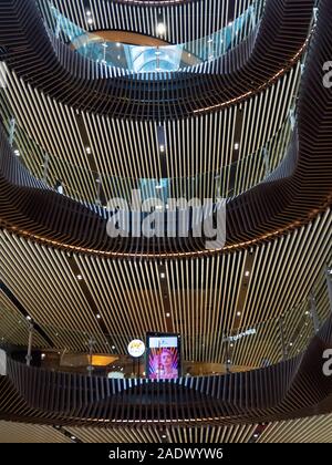 Die Unterseite der Decken über mehrere Ebenen im Atrium im Emporium Einkaufszentrum Melbourne, Melbourne, Victoria, Australien. Stockfoto