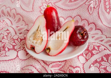 Teller der rote reife Äpfel Otaheite Stockfoto