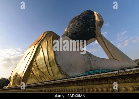 Rückseite des riesigen Liegenden Buddha Statue in Bago, Myanmar, Wide Angle Shot. Stockfoto