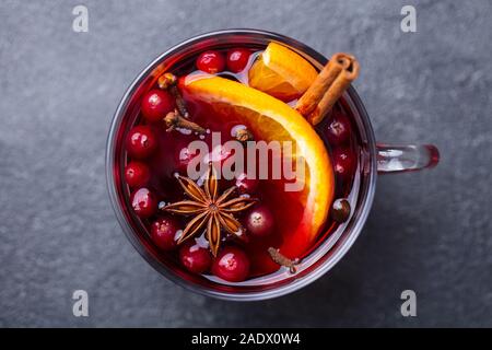 Glühwein Rotwein mit Gewürzen. Weihnachtsdekoration. Grauer Hintergrund. Ansicht von oben. Nahaufnahme Stockfoto