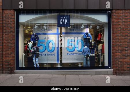 Baby Gap Store Front mit 50% Verkauf auf Kleidung in Hampstead Highstreet London Stockfoto