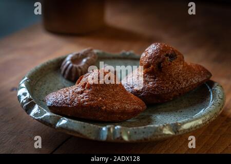 Hausgemachte Schokolade Madeleines. Auf hölzernen Tisch, dunkel, Stockfoto