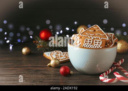 Schüssel leckere hausgemachte Weihnachtsplätzchen, Süßigkeiten, Spielzeug auf Holz- Hintergrund, Platz für Text Stockfoto