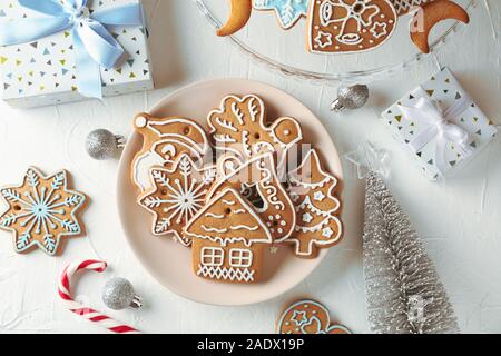 Mit Weihnachtsplätzchen Platte, Weihnachtsbäume, Spielwaren, Geschenkboxen auf weißem Hintergrund, Ansicht von oben Stockfoto