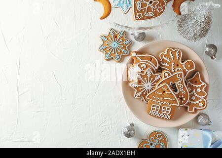 Mit Weihnachtsplätzchen Platte, Weihnachtsbäume, Spielwaren, Geschenkboxen auf weißem Hintergrund, Ansicht von oben. Platz für Text Stockfoto