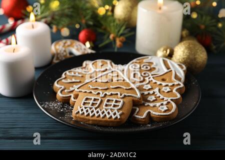Mit Weihnachtsplätzchen Platte, Weihnachtsbaum und Spielzeug auf blauem Hintergrund, Platz für Text. Nahaufnahme Stockfoto