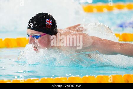 Großbritanniens Max Litchfield in der Männer 400 m Individuelle Medley konkurrierenden heizt während der kurzen Kurs Schwimmen Meisterschaften in Tollcross International Swimming Centre, Glasgow. Stockfoto