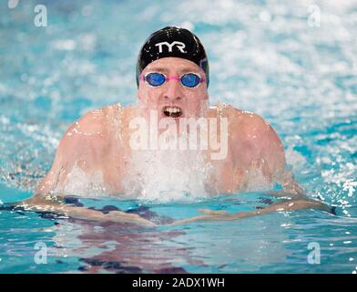 Großbritanniens Max Litchfield in der Männer 400 m Individuelle Medley konkurrierenden heizt während der kurzen Kurs Schwimmen Meisterschaften in Tollcross International Swimming Centre, Glasgow. Stockfoto