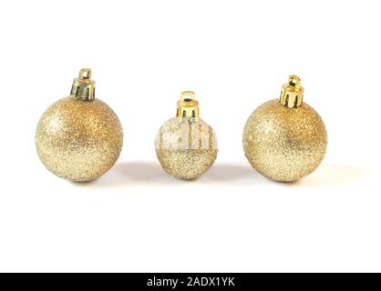 Drei goldene Kugeln isoliert auf weißem Hintergrund. Weihnachtsdekoration Konzept Stockfoto