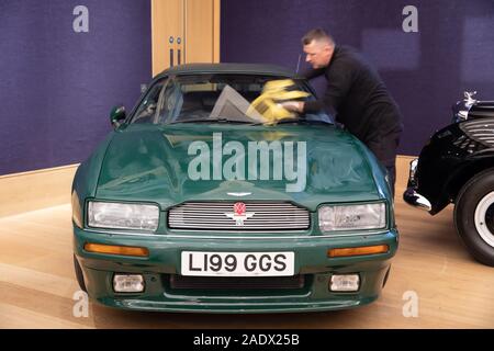 London, Großbritannien. 5 Dez, 2019. Einen Fotoauftrag fand bei Bonhams New Bond Street für ihre feinen Sammler Auto Verkauf. Empfohlene war ein 1994 Aston Martin Virage Volante 6.3 Liter. Es neu an Seine Königliche Hoheit der Prinz von Wales, der es für 23 Jahre fuhr geliefert wurde, war es zu seiner maßgeschneiderten Spezifikation gebaut. Auf £ 225.000 geschätzt - £ 275.000. Der Verkauf von 35 historischen und modernen Sammler Autos findet am Samstag 7. Dezember um 14.30 Uhr. Credit: Keith Larby/Alamy leben Nachrichten Stockfoto