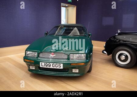 London, Großbritannien. 5 Dez, 2019. Einen Fotoauftrag fand bei Bonhams New Bond Street für ihre feinen Sammler Auto Verkauf. Empfohlene war ein 1994 Aston Martin Virage Volante 6.3 Liter. Es neu an Seine Königliche Hoheit der Prinz von Wales, der es für 23 Jahre fuhr geliefert wurde, war es zu seiner maßgeschneiderten Spezifikation gebaut. Auf £ 225.000 geschätzt - £ 275.000. Der Verkauf von 35 historischen und modernen Sammler Autos findet am Samstag 7. Dezember um 14.30 Uhr. Credit: Keith Larby/Alamy leben Nachrichten Stockfoto