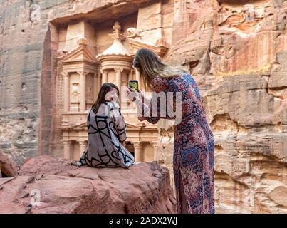 Zwei Frauen nehmen Bilder in Front pf Schatzamt (Al-Khazneh), Petra, Jordanien Stockfoto