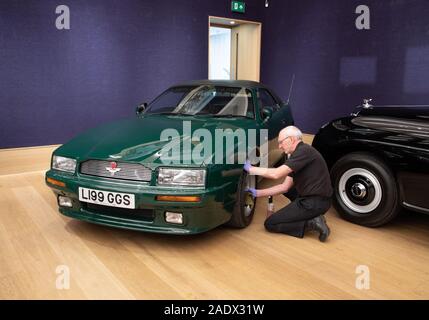 London, Großbritannien. 5 Dez, 2019. Einen Fotoauftrag fand bei Bonhams New Bond Street für ihre feinen Sammler Auto Verkauf. Empfohlene war ein 1994 Aston Martin Virage Volante 6.3 Liter. Es neu an Seine Königliche Hoheit der Prinz von Wales, der es für 23 Jahre fuhr geliefert wurde, war es zu seiner maßgeschneiderten Spezifikation gebaut. Auf £ 225.000 geschätzt - £ 275.000. Der Verkauf von 35 historischen und modernen Sammler Autos findet am Samstag 7. Dezember um 14.30 Uhr. Credit: Keith Larby/Alamy leben Nachrichten Stockfoto