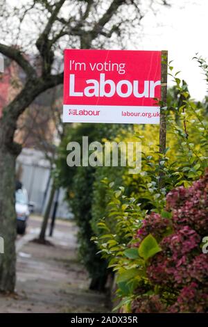 Nördlich von London, UK. 5 Dez, 2019. Eine Arbeiterpartei Wahl board ist außerhalb einer Immobilie in North London gesehen. Großbritannien wird zu den Abstimmungen gehen am 12. Dezember 2019 in einer Abstimmung - Weihnachten allgemeine Wahl. Credit: Dinendra Haria/Alamy leben Nachrichten Stockfoto