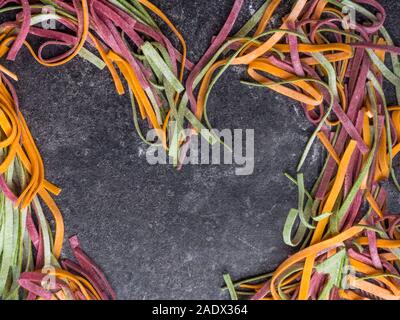 Bunte nudeln Bandnudeln, Tagliatelle, Teigwaren spaghetti Makkaroni Hintergrund Stockfoto